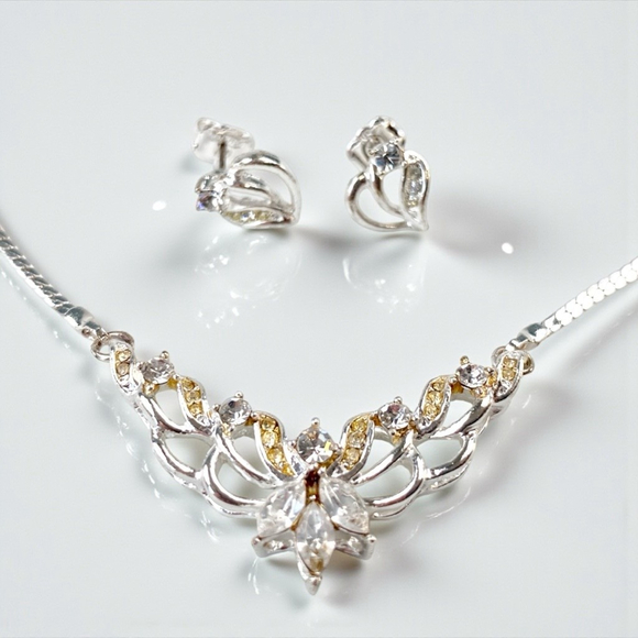 Vintage Avon Silver Tone Rhinestone Necklace & Earring Set in Box. New Old Stock - Picture 4 of 9